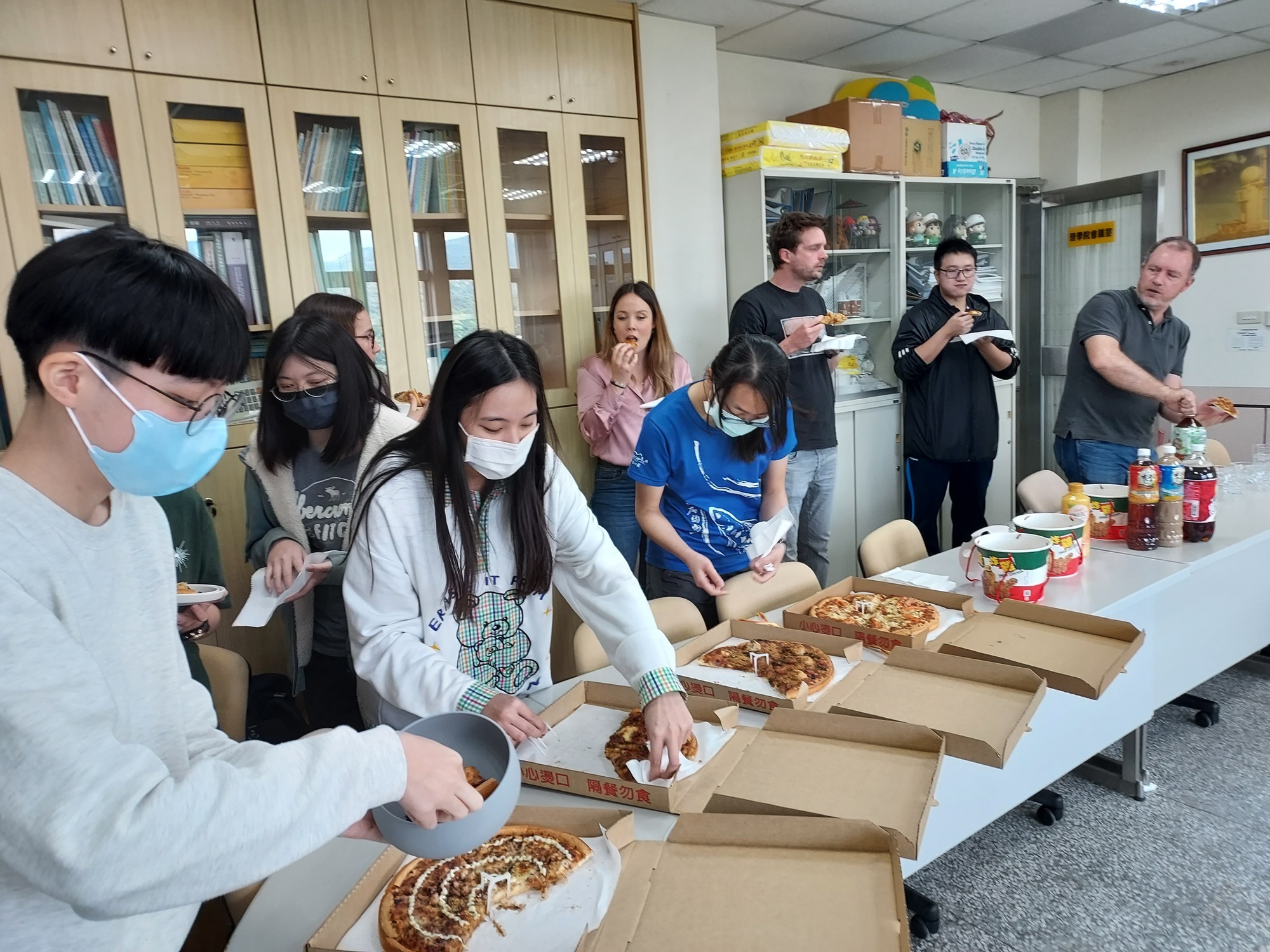 Gomez-Mestre博士研究團隊與生理生態實驗室學生餐敘